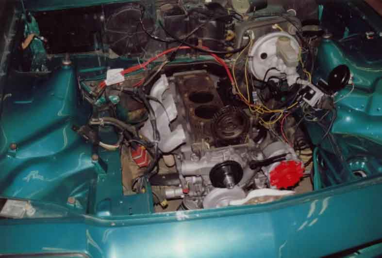 neu lackierter Motorraum mit i240 Rumpfmotor